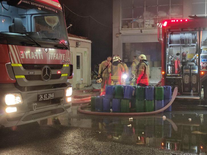 GÜNCELLEME - Beylikdüzü'nde depoda çıkan yangına müdahale ediliyor G3
