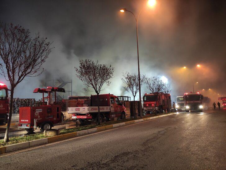 GÜNCELLEME - Beylikdüzü'nde depoda çıkan yangına müdahale ediliyor G4