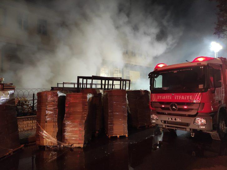 GÜNCELLEME - Beylikdüzü'nde depoda çıkan yangına müdahale ediliyor G5