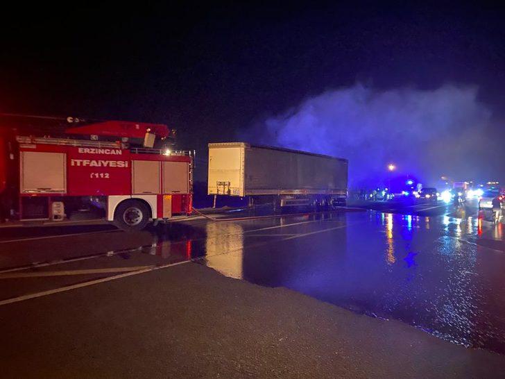 Erzincan'da dorse kısmında yangın çıkan tırda hasar oluştu G3