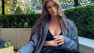 Arka Sokaklar'ın Zeliş'i Yüsra Geyik beyazlar içinde paylaştı! Dekoltesiyle olay oldu