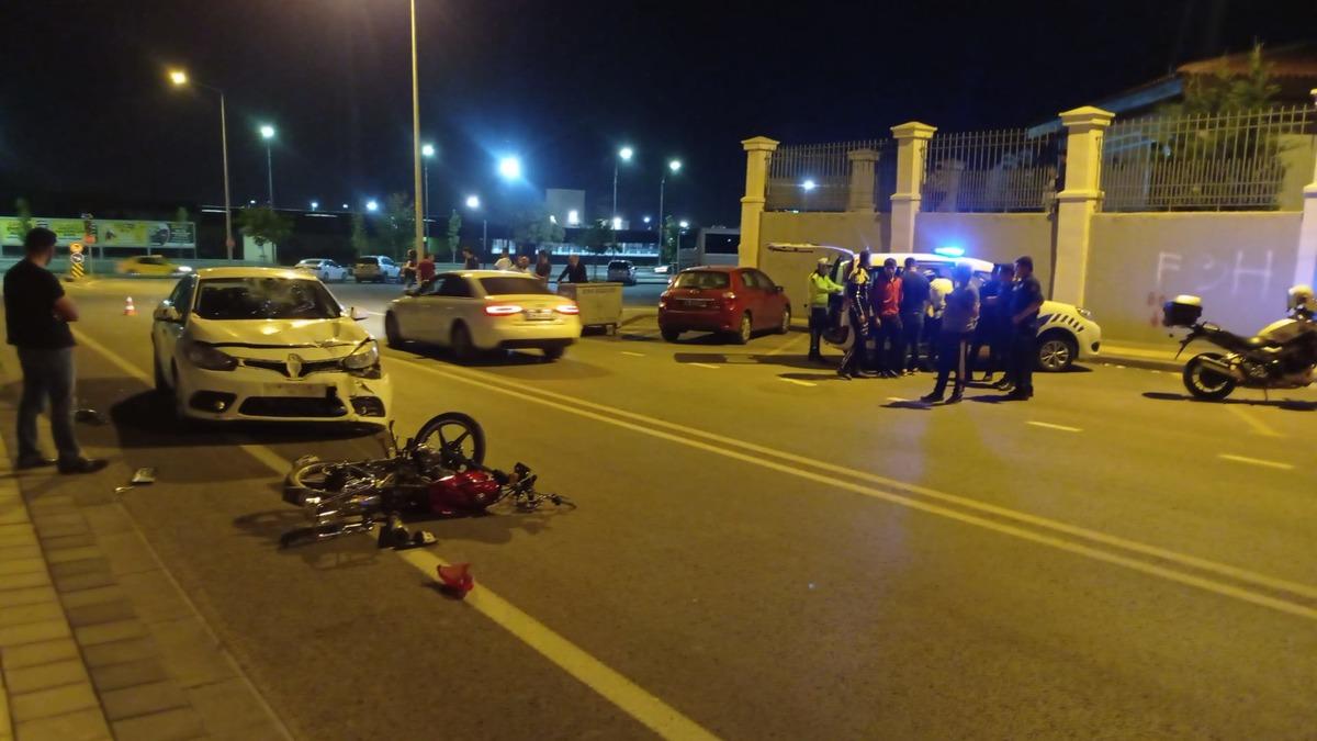 Sivas'ta otomobille &ccedil;arpışan motosikletin s&uuml;r&uuml;c&uuml;s&uuml; yaralandı