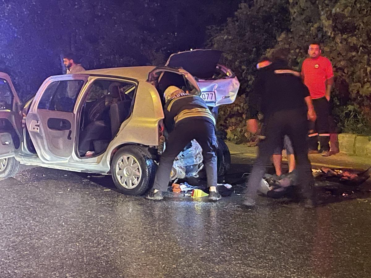 Uygulamadan ka&ccedil;maya &ccedil;alışan s&uuml;r&uuml;c&uuml;n&uuml;n neden olduğu kazada 4 kişi yaralandı