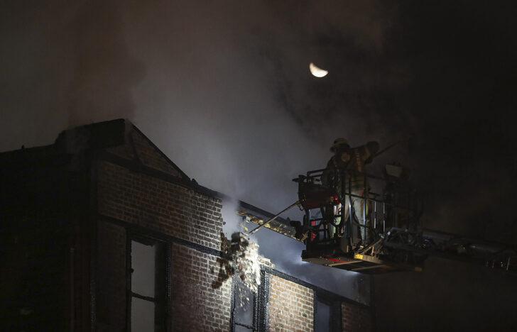 Zeytinburnu'nda Tarihi Merkez Efendi Fırını çıkan yangında alev alev yandı G3