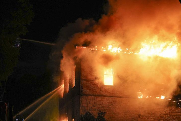 Zeytinburnu'nda Tarihi Merkez Efendi Fırını çıkan yangında alev alev yandı G4