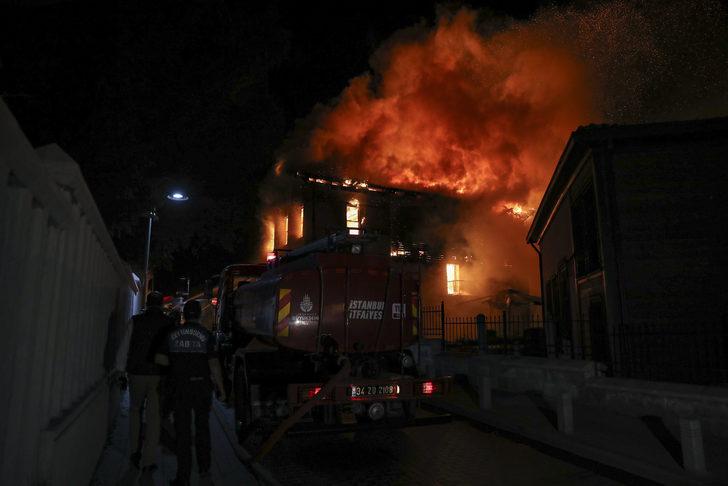 Zeytinburnu'nda Tarihi Merkez Efendi Fırını çıkan yangında alev alev yandı G5