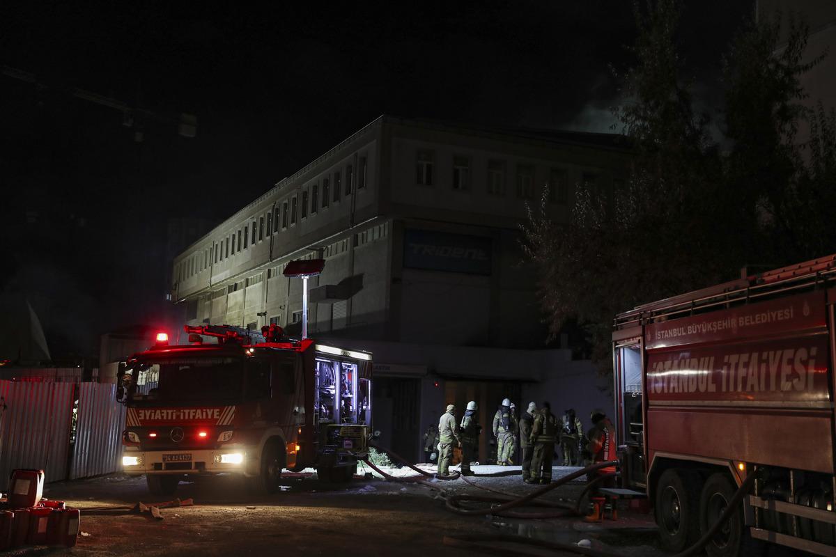 Beylikd&uuml;z&uuml;'nde bir iş yerinde &ccedil;ıkan yangında 10 katlı bir bina tedbir ama&ccedil;lı boşaltıldı