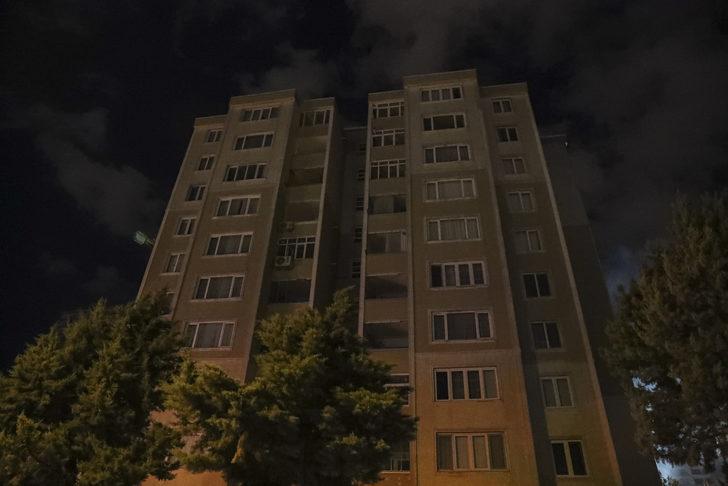 Beylikdüzü'nde bir iş yerinde çıkan yangında 10 katlı bir bina tedbir amaçlı boşaltıldı G2