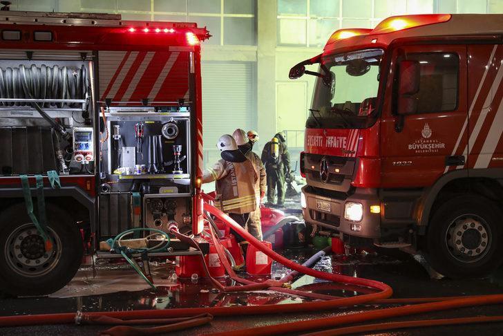 Beylikdüzü'nde bir iş yerinde çıkan yangında 10 katlı bir bina tedbir amaçlı boşaltıldı G3