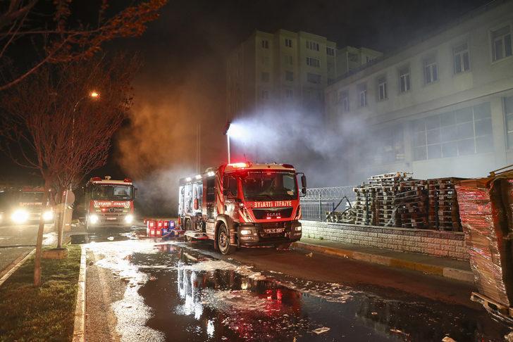 Beylikdüzü'nde bir iş yerinde çıkan yangında 10 katlı bir bina tedbir amaçlı boşaltıldı G4