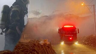 Bursa'da korkutan yangın! Tonlarca odun ve kömür vardı, hepsi yandı