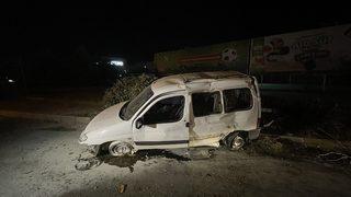 Bursa'da bariyerlere çarpıp ağaçları deviren aracın sürücüsü yaralandı