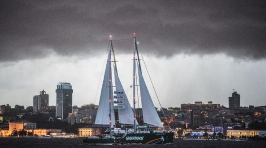 Greenpeace'in Rainbow Worrior Gemisi İstanbul Boğazı'nda