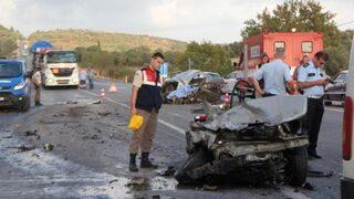 Yolcu minibüsüyle otomobil çarpıştı: 1 ölü, 14 yaralı