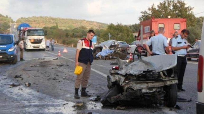 Yolcu minibüsüyle otomobil çarpıştı: 1 ölü, 14 yaralı