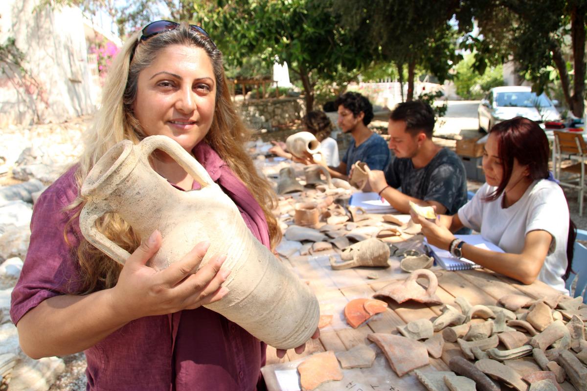 Elaiussa Sebaste Antik Kenti'nde bulunan amfora par&ccedil;aları birleştiriliyor