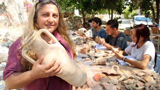 Elaiussa Sebaste Antik Kenti'nde bulunan amfora parçaları birleştiriliyor