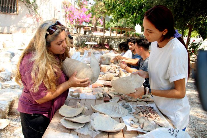 Elaiussa Sebaste Antik Kenti'nde bulunan amfora parçaları birleştiriliyor G5
