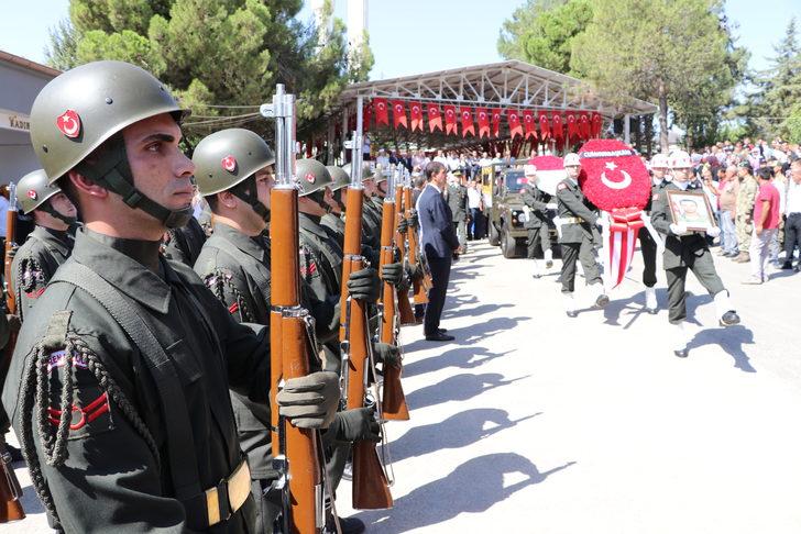Şehit İsmet Aybek, Gaziantep'te son yolculuğuna uğurlandı G5
