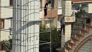 Minare yenileyen işçilerden akılalmaz yöntem! İple aşağıya atlayıp yukarıya taş çektiler