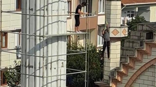 Minare yenileyen işçilerden akılalmaz yöntem! İple aşağıya atlayıp yukarıya taş çektiler