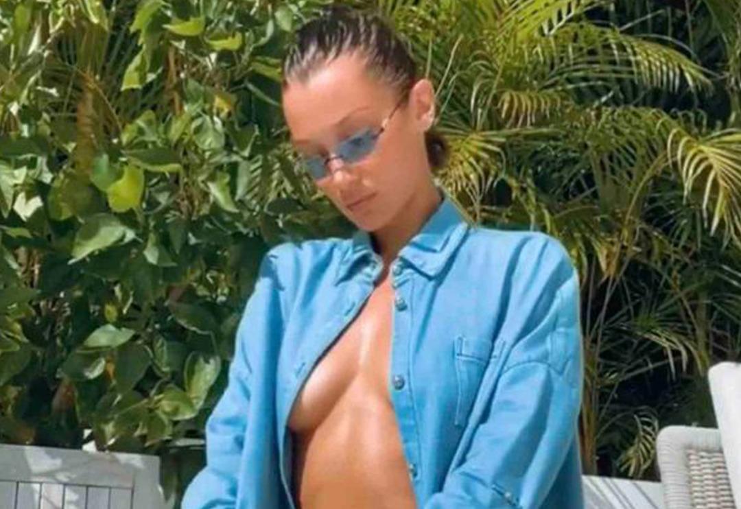 Bella Hadid dekoltesini g&ouml;stermek i&ccedil;in şekilden şekle girdi