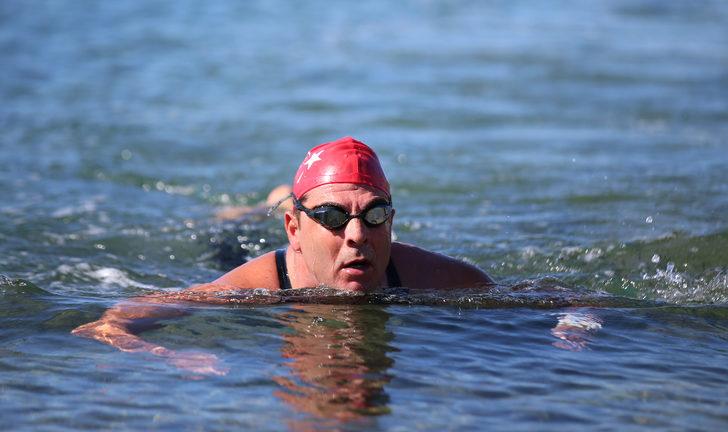Yüzücü Alper Sunaçoğlu, Gaziler Günü'nde Gökçeada'ya 8 saat 14 dakikada yüzdü G2