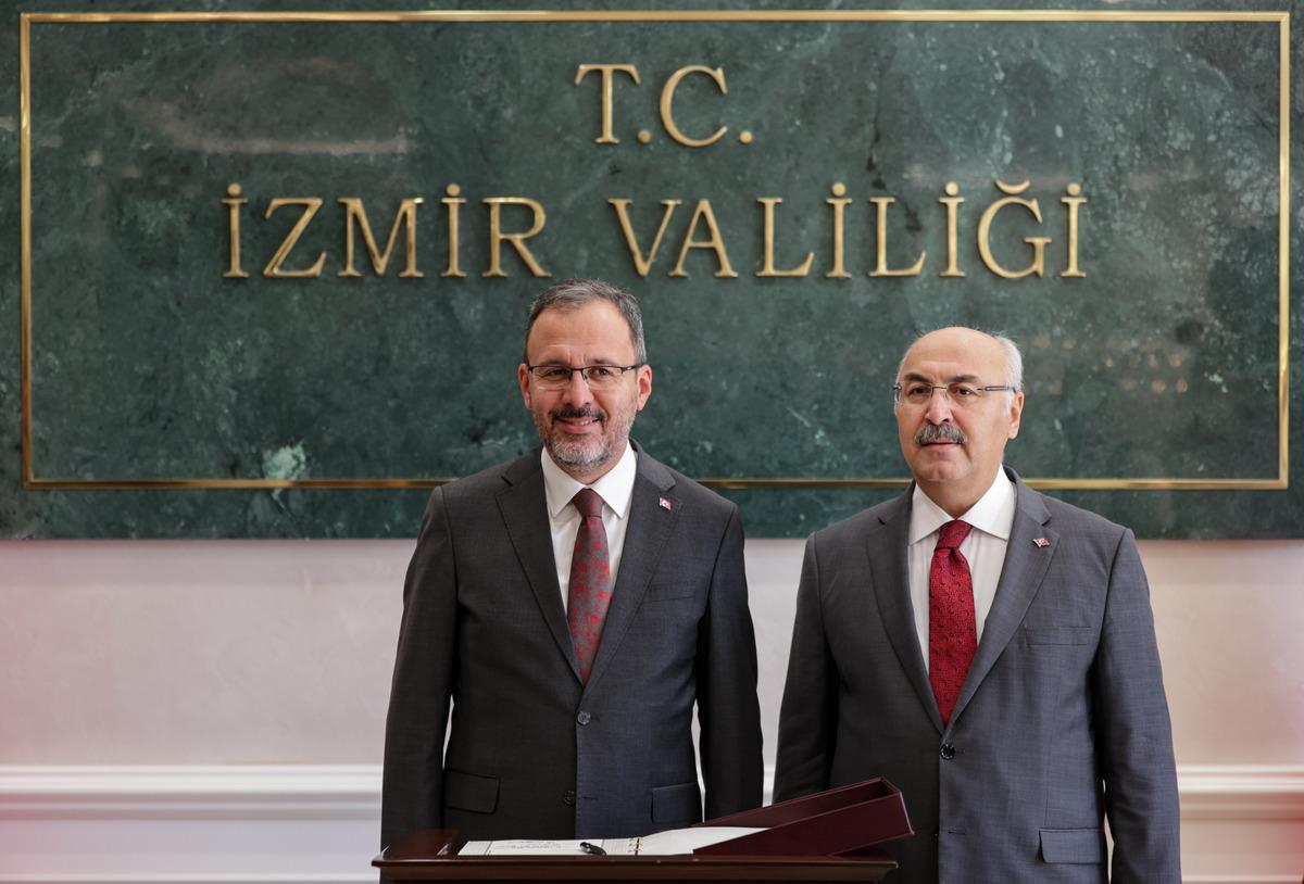 Bakan Kasapoğlu, İzmir Gen&ccedil;lik ve Yatırım Değerlendirme Toplantısı'na katıldı