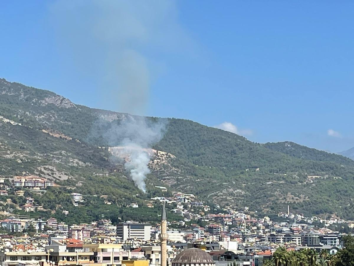 Alanya'da &ccedil;ıkan orman yangınına m&uuml;dahale ediliyor