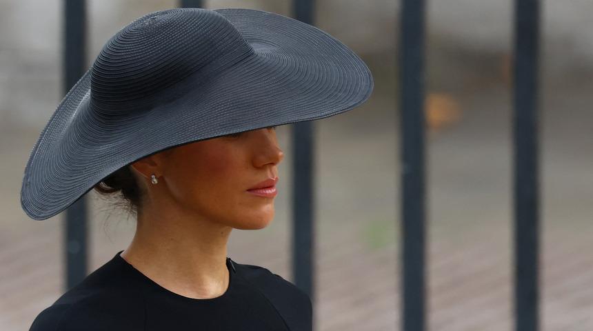 Dikkat çeken tek şey göz yaşları değildi! Meghan Markle'ın elbisesindeki gizli detaylar şaşırttı