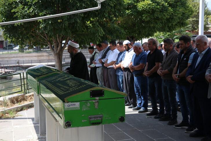 Aynı gün ölen anne ve oğlu Tokat'ta yan yana toprağa verildi G3