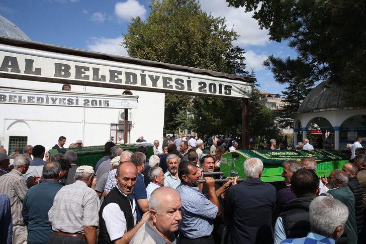 Aynı gün ölen anne ve oğlu Tokat'ta yan yana toprağa verildi G4