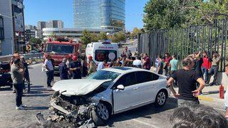 Pendik'te bariyere çarpan otomobilin sürücüsü yaralandı