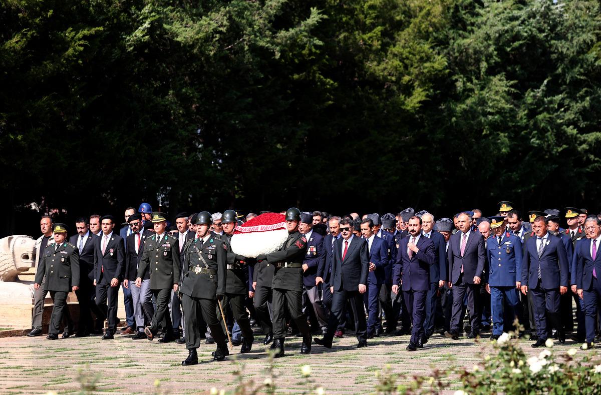 Ankara Valisi Şahin, Gaziler G&uuml;n&uuml; dolayısıyla Anıtkabir'i ziyaret etti