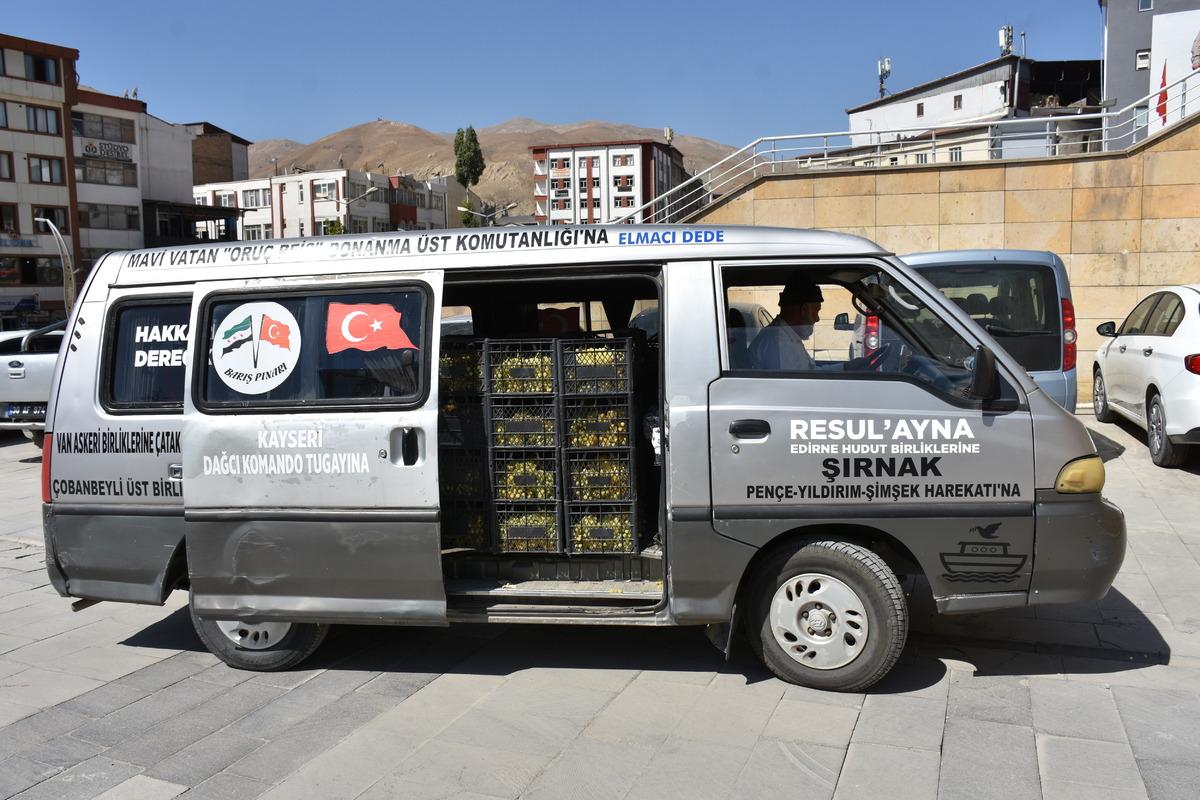 "Elmacı Dede" Denizli'den Hakkari'deki askerlere &uuml;z&uuml;m getirdi