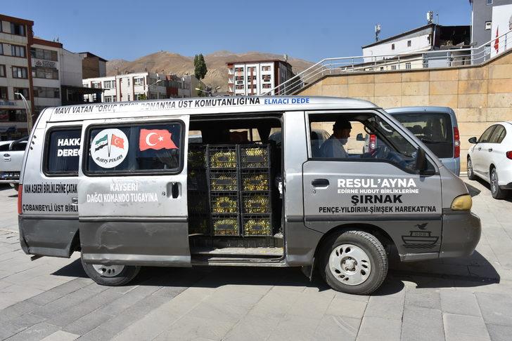 "Elmacı Dede" Denizli'den Hakkari'deki askerlere üzüm getirdi G1