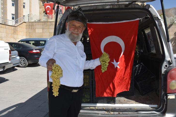 "Elmacı Dede" Denizli'den Hakkari'deki askerlere üzüm getirdi G3