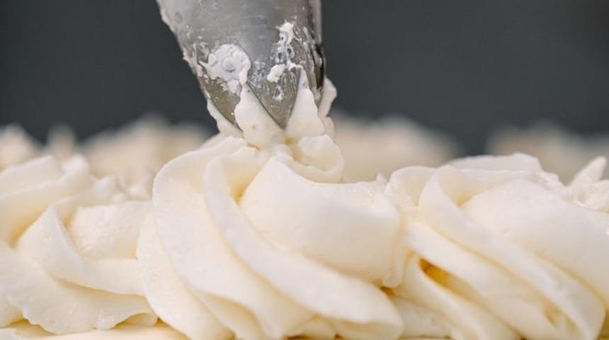 Tadı efsane oluyor! Evde yaş pasta kreması nasıl yapılır? En pratik pasta kreması tarifi