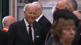 Tüm dünya izliyordu! Biden yine şaşırtmadı: Kraliçe Elizabeth'in cenaze töreninde böyle yakalandı