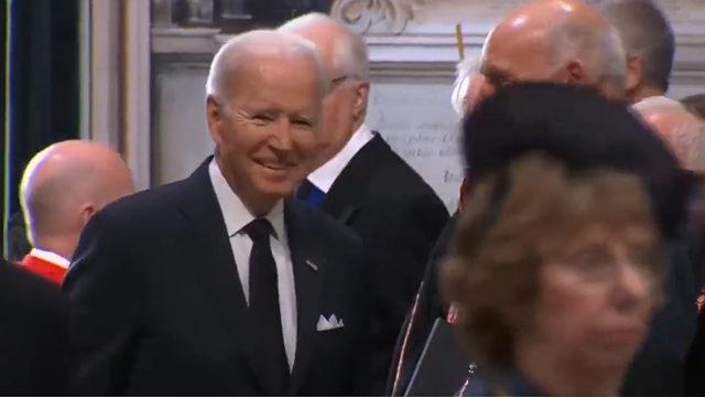 Tüm dünya izliyordu! Biden yine şaşırtmadı: Kraliçe Elizabeth'in cenaze töreninde böyle yakalandı