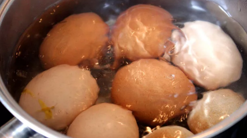 Haşlanmış yumurta suyunu lavaboya d&ouml;k&uuml;yorsanız b&uuml;y&uuml;k hata yapıyorsunuz! Haşlanmış yumurta suyu kullanım alanları