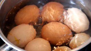 Haşlanmış yumurta suyunu lavaboya döküyorsanız büyük hata yapıyorsunuz! Haşlanmış yumurta suyu kullanım alanları