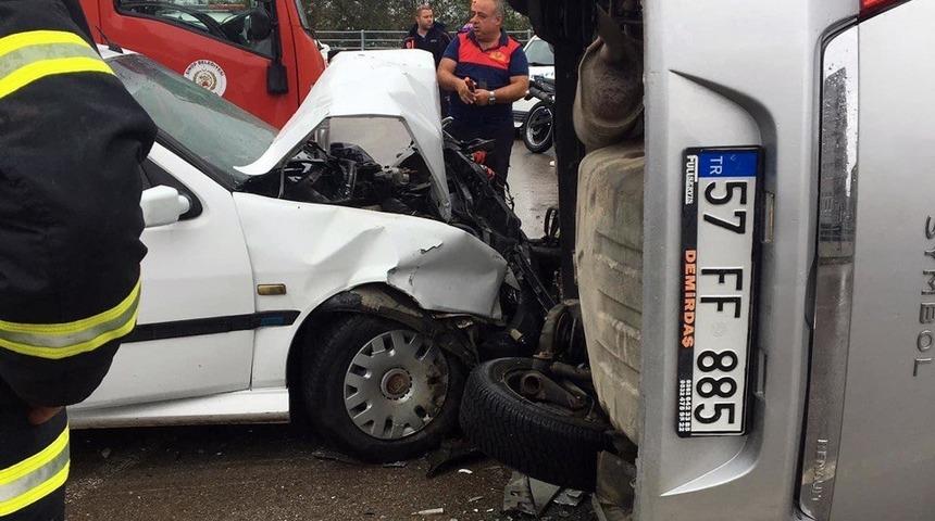 Sinop'ta iki otomobilin çarpıştığı kazada 2 kişi yaralandı