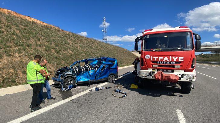 Kocaeli'de kamyona çarpan hafif ticari araçtaki 2 kardeş öldü G2
