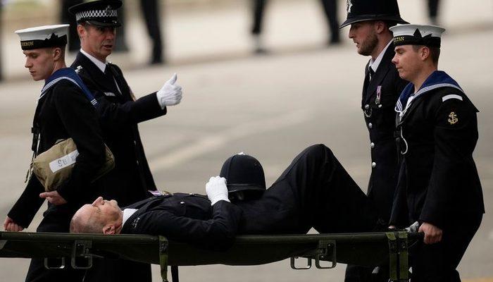 Kraliçe 2. Elizabeth’in cenazesinde korkutan anlar! Polis memuru birden yere yığıldı, sedyeyle salondan çıkartıldı