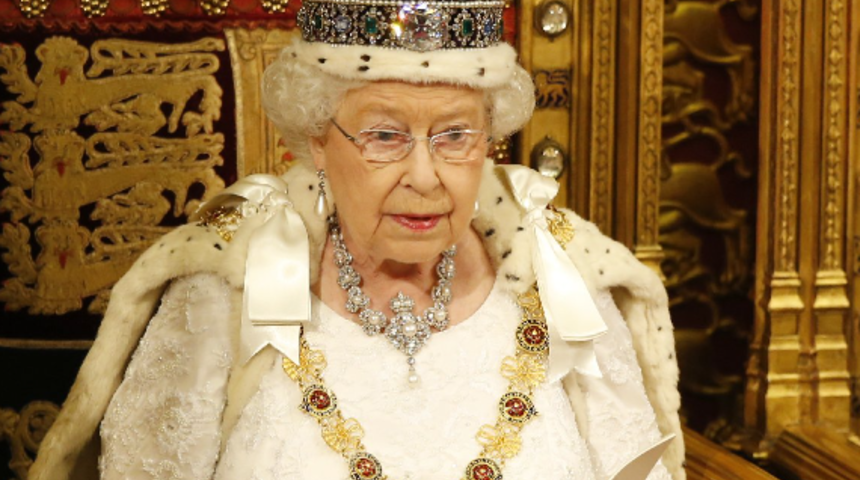 Dikkat çeken detay! İşte Kraliçe 2. Elizabeth’in gömüldüğü kıyafet ve mücevherler...