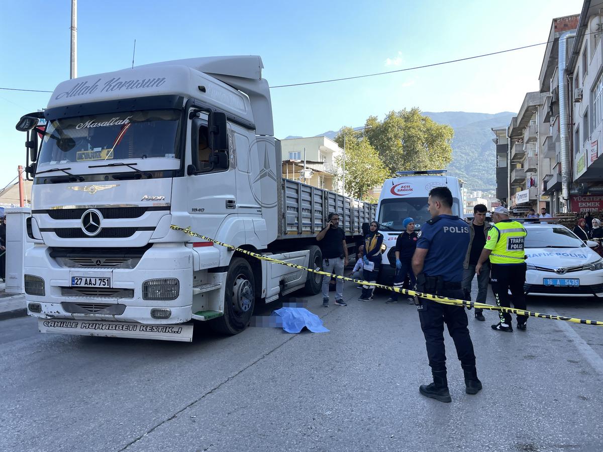 Bursa'da tırın &ccedil;arptığı seyyar satıcı hayatını kaybetti