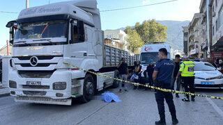 Bursa'da tırın çarptığı seyyar satıcı hayatını kaybetti