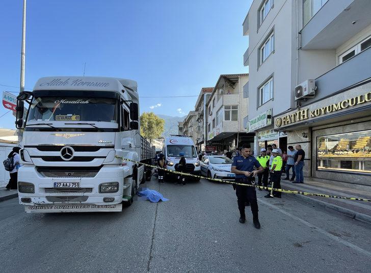 Bursa'da tırın çarptığı seyyar satıcı hayatını kaybetti G3