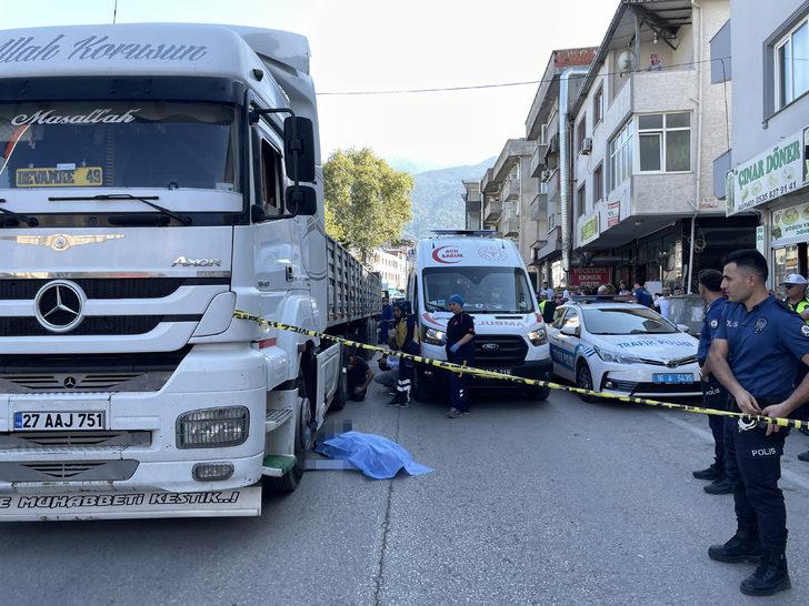 Bursa'da tırın çarptığı seyyar satıcı hayatını kaybetti G4